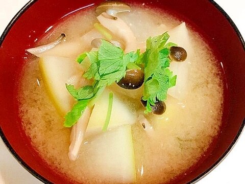 今夜の食卓にどうぞ♪蕪としめじの味噌汁